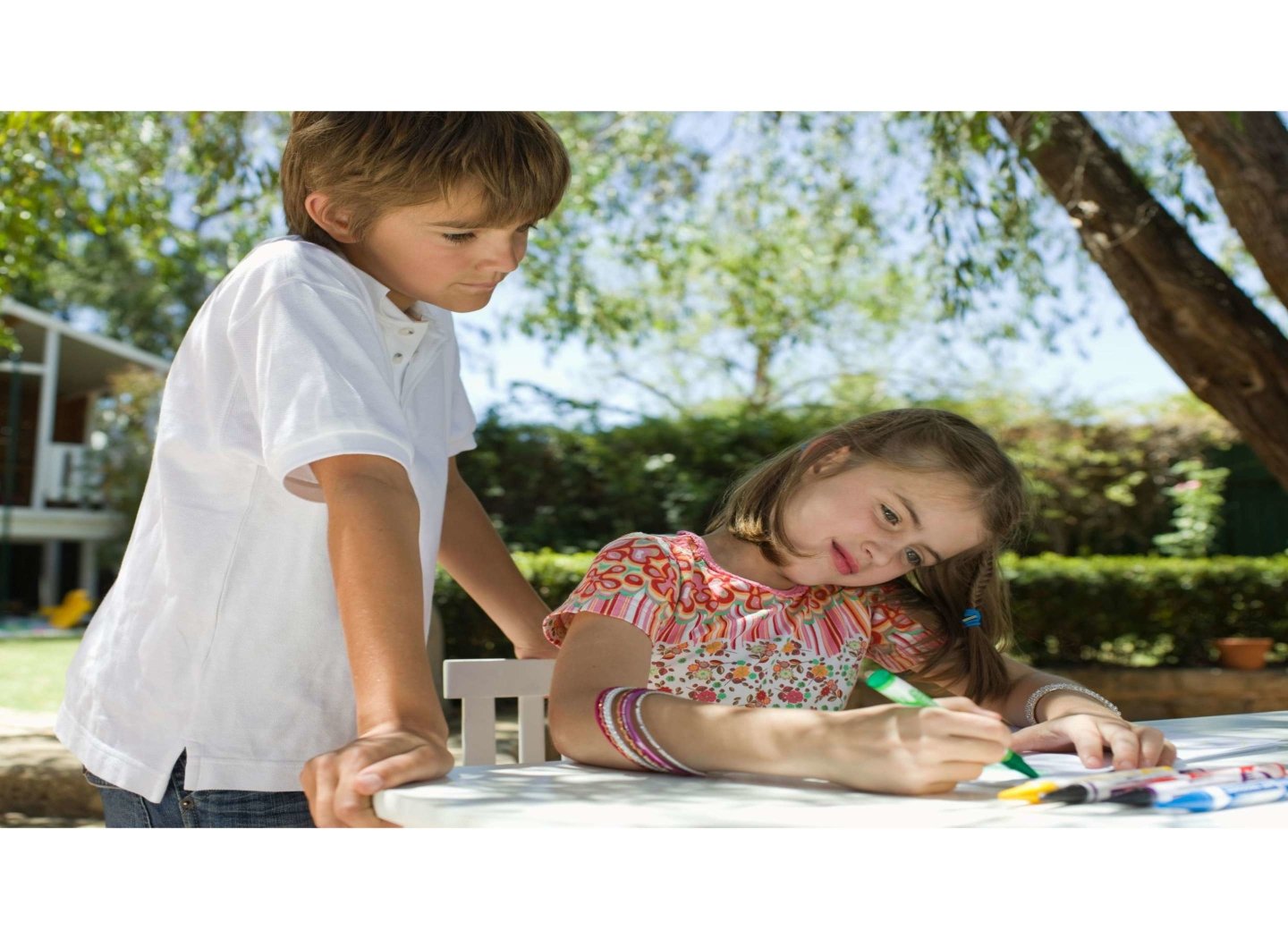 two-kid-arts-and-crafts-outside