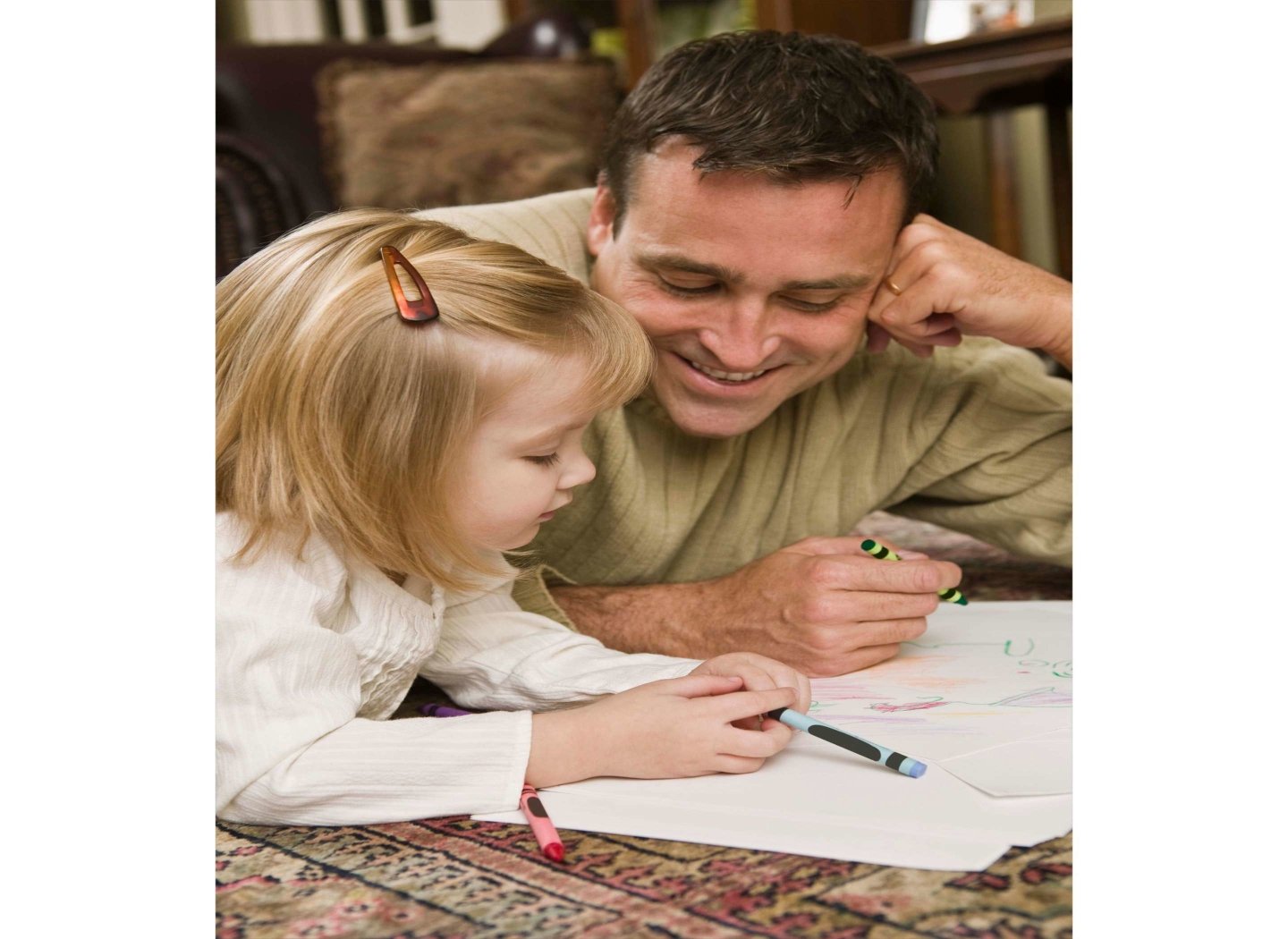 father-and-daughter-drawing-with-colours