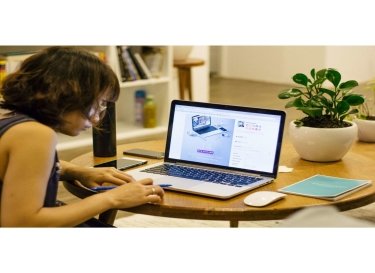 woman-working-on-laptop
