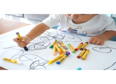 small-child-drawing-wih-crayons