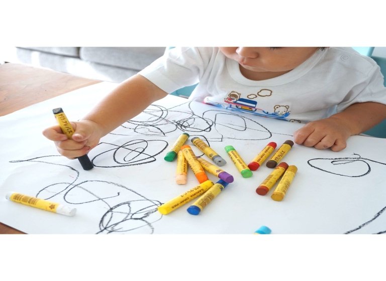 small-child-drawing-wih-crayons