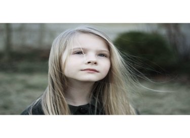 girl-child-in-middle-of-screen