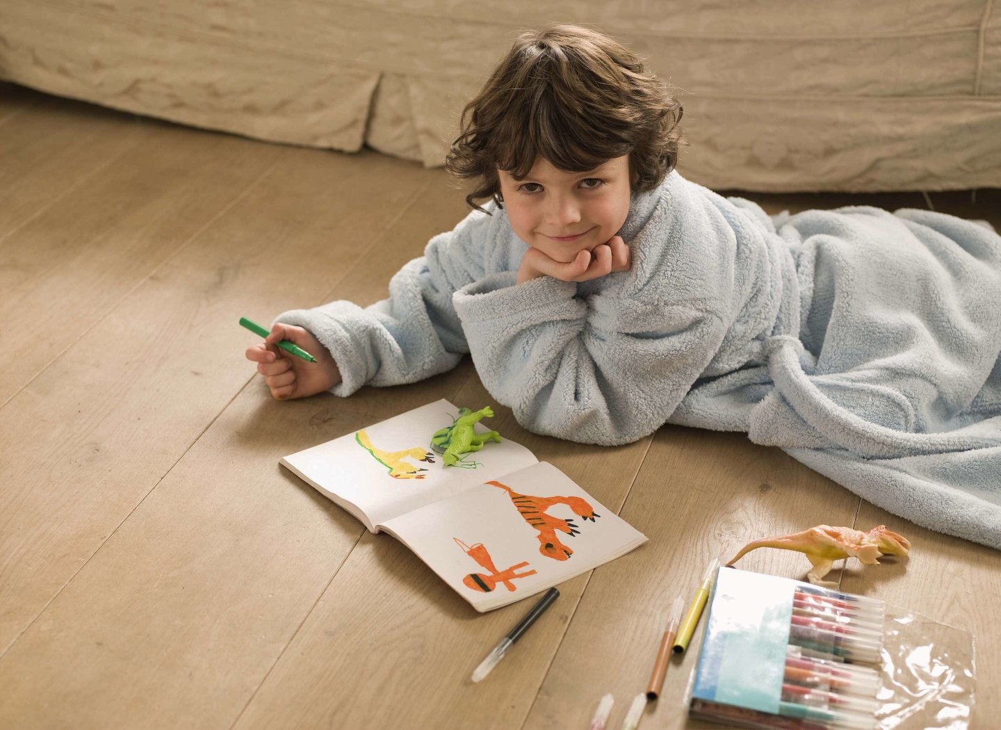 happy-kid-painting-on-the-floor