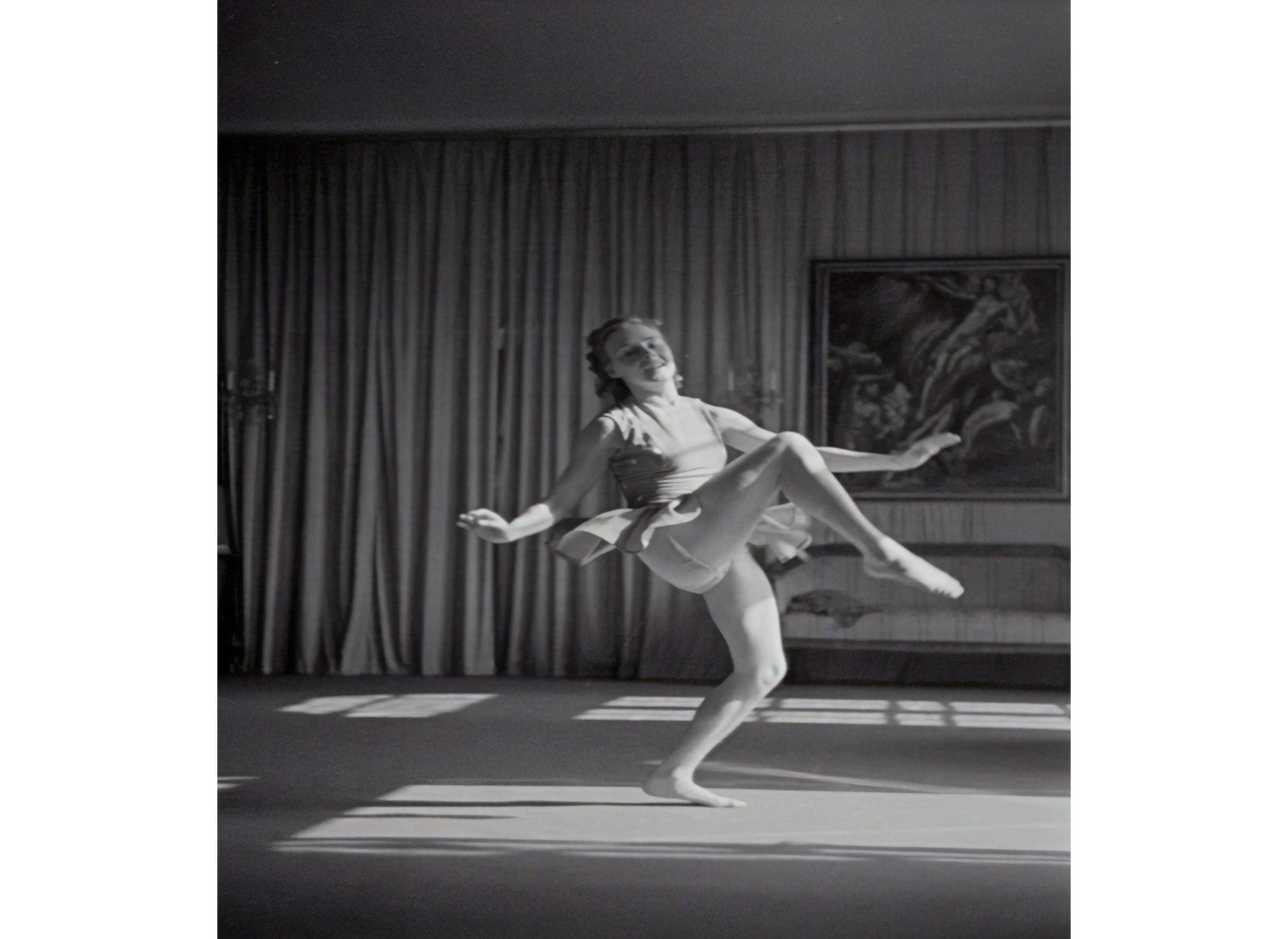 girl-ballet-dancing-black-and-white