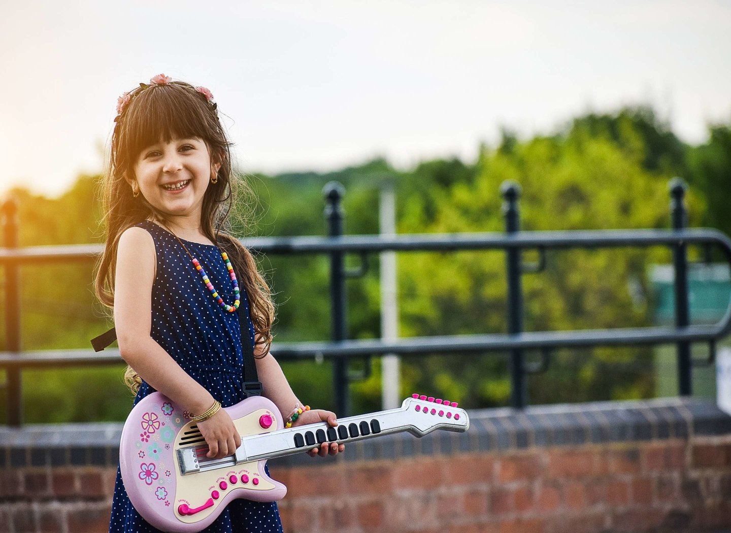 girl-guitar-player