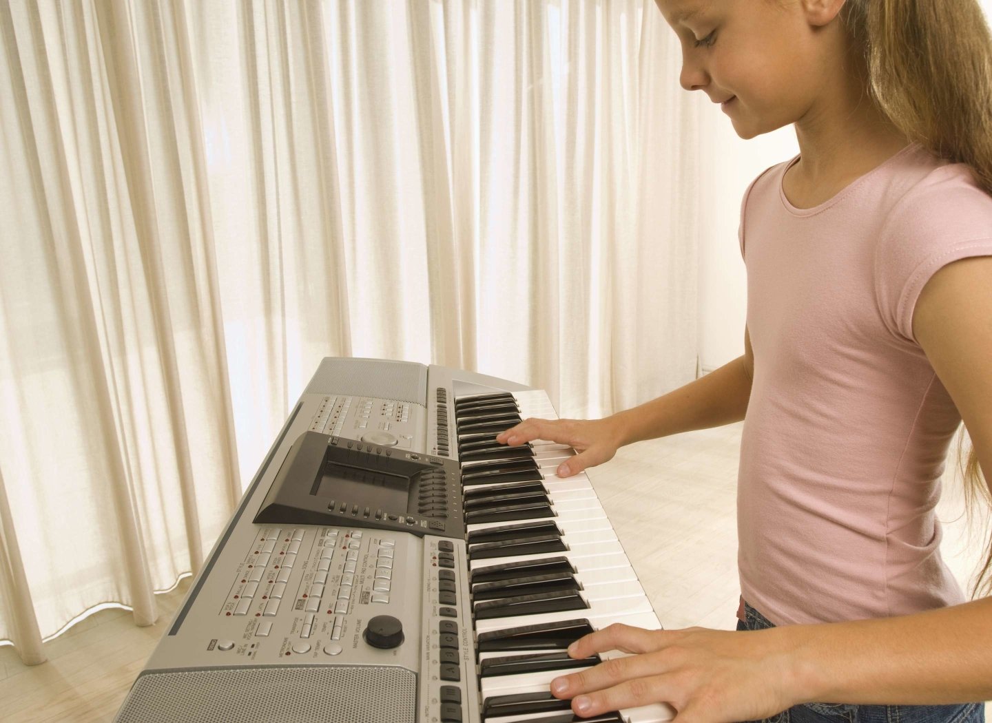 girl-play-piano