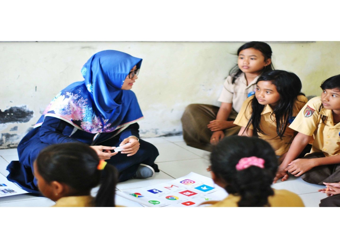 children-studying-with-teacher