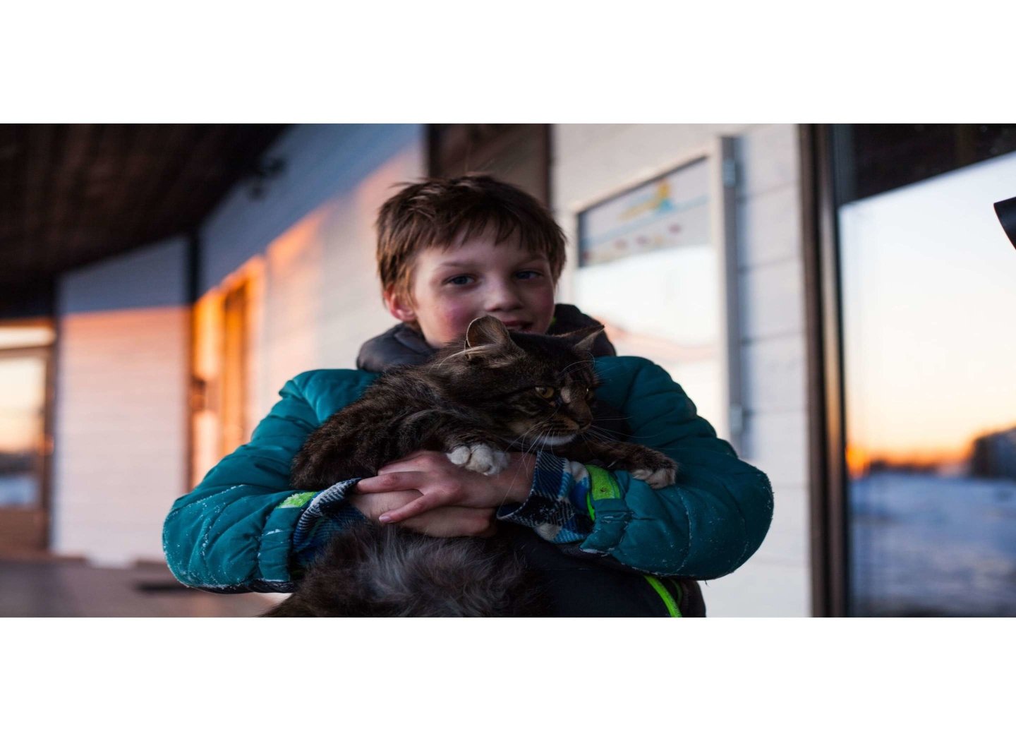 child-holding-cat